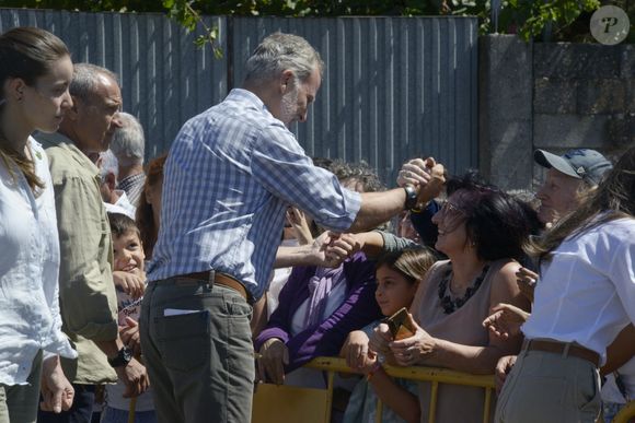 Le roi Felipe VI salue ses voisins lors d'une visite à Ourense, le 28 août 2025, à Ourense, en Galice (Espagne). Le roi et la reine d'Espagne effectuent aujourd'hui une visite officielle dans différentes parties de la province d'Ourense, la région la plus touchée par la récente vague d'incendies de forêt. L'objectif de cette visite est de constater de visu l'étendue des dégâts, d'écouter les demandes des habitants et de transmettre un message de soutien et de solidarité. La journée débutera au centre de coordination du district forestier XIV, à Verín, et se terminera par une visite à l'école publique de Medeiros. © Rosa Veiga/Europa Press/Bestimage