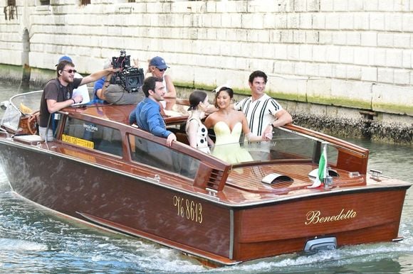 Lily Collins, Ashley Park, Eugenio Franceschini, Paul Forman sur le tournage d'Emily in Paris à Venise. © Backgrid UK/ Bestimage