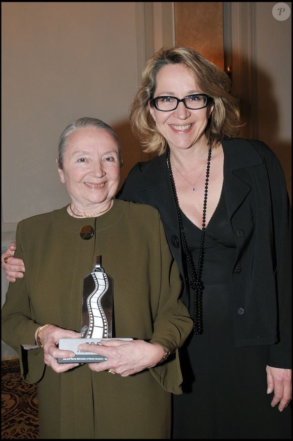 “Je préfère que ces objets que mon père aimait continuent à vivre”, explique sa fille Frédérique
Archives - Frédérique Noiret et sa mère Monique Chaumette à Paris. RINDOFF-GUIREC / BESTIMAGE