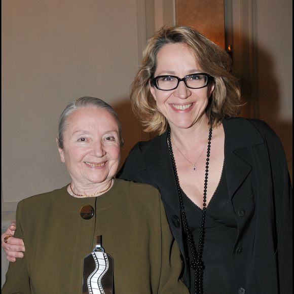 “Je préfère que ces objets que mon père aimait continuent à vivre”, explique sa fille Frédérique

Archives - Frédérique Noiret et sa mère Monique Chaumette à Paris. RINDOFF-GUIREC / BESTIMAGE