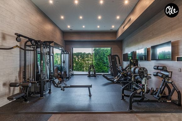 L’ancienne propriété de Ben Affleck et Jennifer Lopez à Beverly Hills s’étend sur près de deux hectares. La résidence compte 12 chambres, 24 salles de bains, une piscine à débordement, un vaste complexe sportif et un garage pouvant accueillir 12 voitures. Crédit photo : Simon Berlyn.