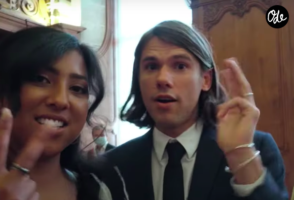 Orelsan et Ahélya se sont rencontrés sur Internet.

Orelsan et sa femme Ahélya pendant leur mariage. Amazon Prime