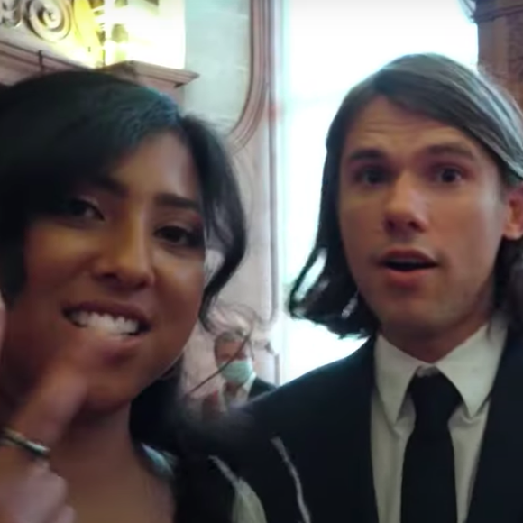 Orelsan et Ahélya se sont rencontrés sur Internet.

Orelsan et sa femme Ahélya pendant leur mariage. Amazon Prime