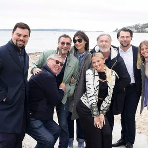 Exclusif - Guillaume (fils de Bruno Darde), Bruno Darde, Bernard Montiel, Géraldine Maillet, Kelly Vedovelli, Jean-Michel Maire, Alexandre (fils de Bruno Darde), Maya - Les célèbres personnalités de la télé se sont retrouvés avec bonheur, dans le Sud, à Vallauris Golf-Juan, pour assister à un magnifique show de cabaret, en présence de Mr Le Maire K. Luciano et ses adjoints, heureux de répondre à l'invitation du dynamique Président de l'association "Valoriser Vallauris Golf-Juan", Mr B. Darde, ce passionné d'art et du monde associatif projette également de créer un Musée de Sculpture à ciel ouvert , mêlant Art et Espace Public. © Jack Tribeca/Bestimage