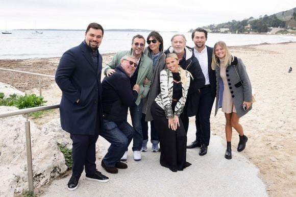 Exclusif - Guillaume (fils de Bruno Darde), Bruno Darde, Bernard Montiel, Géraldine Maillet, Kelly Vedovelli, Jean-Michel Maire, Alexandre (fils de Bruno Darde), Maya - Les célèbres personnalités de la télé se sont retrouvés avec bonheur, dans le Sud, à Vallauris Golf-Juan, pour assister à un magnifique show de cabaret, en présence de Mr Le Maire K. Luciano et ses adjoints, heureux de répondre à l'invitation du dynamique Président de l'association "Valoriser Vallauris Golf-Juan", Mr B. Darde, ce passionné d'art et du monde associatif projette également de créer un Musée de Sculpture à ciel ouvert , mêlant Art et Espace Public. © Jack Tribeca/Bestimage
