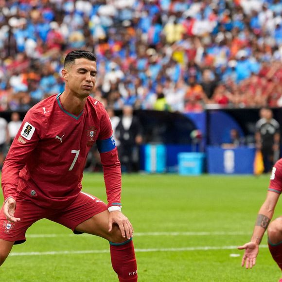 Cristiano Ronaldo (Portugal, n° 7) et Bruno Fernandes (Portugal, n° 8) réagissent après avoir manqué une occasion de but lors du match contre la RD Congo. États-Unis, Coupe du monde de la FIFA, Portugal - RD Congo, Houston, 17 juin 2026 États-Unis, Coupe du monde de la FIFA, Portugal - RD Congo, Houston, 17 juin 2026 Houston Cristiano Ronaldo (Portugal, n° 7), et Bruno Fernandes (Portugal, n° 8), réagissent après une occasion manquée lors du match contre la RD Congo, États-Unis, Coupe du monde de la FIFA, Portugal - RD Congo, Houston, 17 juin 2026, États-Unis, Coupe du monde de la FIFA, Portugal - RD Congo, Houston, 17 juin 2026, Houston,detected_source_language Imago/PsnewZ/Bestimage