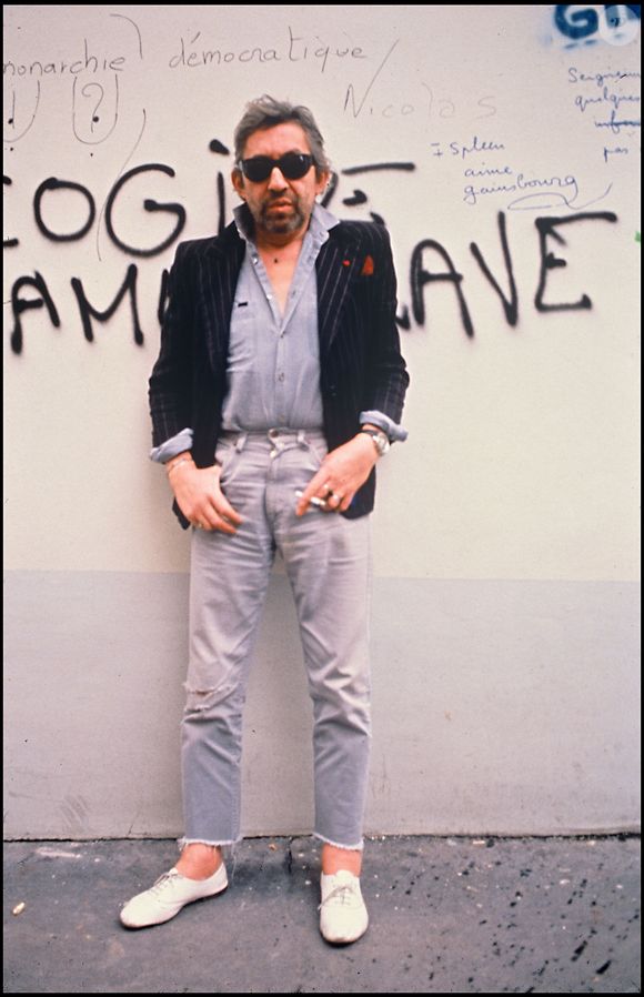 Serge Gainsbourg devant chez lui, rue de Verneuil, à Paris, en 1989. AGENCE / BESTIMAGE