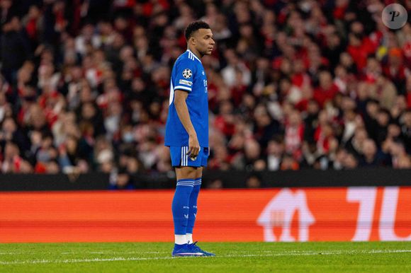 Elle comprend notamment huit chambres, une salle de cinéma, deux piscines, un gymnase, un sauna et des terrains de sport.

Kylian Mbappe vu pendant le match de barrage de la Ligue des Champions entre le SL Benfica et le Real Madrid CF Maciej Rogowski/Ball Raw Images Lisbon Estadio da Luz Portugal -195
Imago/PsnewZ/Bestimage