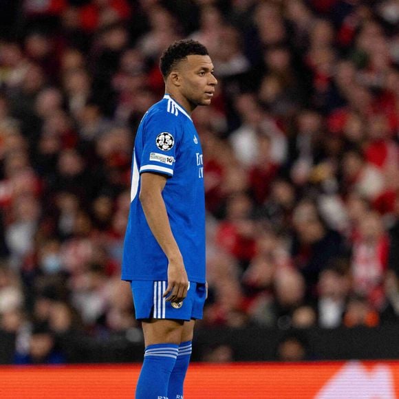 Elle comprend notamment huit chambres, une salle de cinéma, deux piscines, un gymnase, un sauna et des terrains de sport.

Kylian Mbappe vu pendant le match de barrage de la Ligue des Champions entre le SL Benfica et le Real Madrid CF Maciej Rogowski/Ball Raw Images Lisbon Estadio da Luz Portugal -195
Imago/PsnewZ/Bestimage