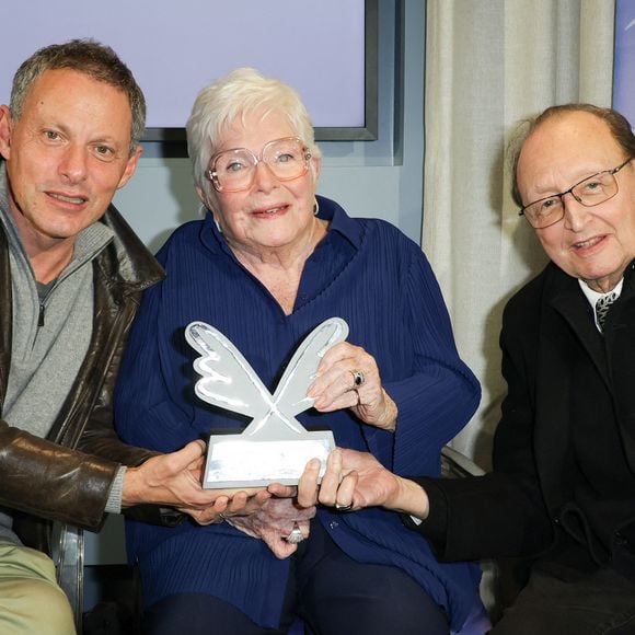 Malgré ses 97 ans, elle continue d’apparaître lors d’événements publics et de recevoir des visiteurs.

Marc-Olivier Fogiel, Line Renaud et Alain Némarq (PDG de Mauboussin) pour la 7ème remise du prix "Fonds de dotation Line Renaud-Loulou Gasté" pour la recherche médicale à la Maison de la Recherche à Paris, le 17 novembre 2025.

© Coadic Guirec/Bestimage