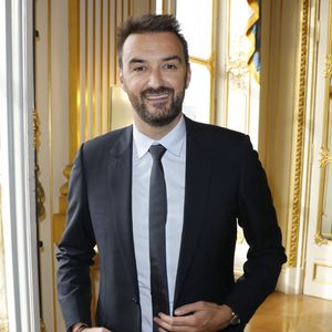 Cyril Lignac est le premier invité de Laury Thilleman.

Cyril Lignac - Cérémonie de remise des insignes de Commandeur dans l'Ordre des Arts et des Lettres à Pierre Hermé et de Chevalier dans l'Ordre des Arts et des Lettres à David Sinapian au Ministère de la Culture à Paris, le 23 septembre 2019. © Marc Ausset-Lacroix/Bestimage