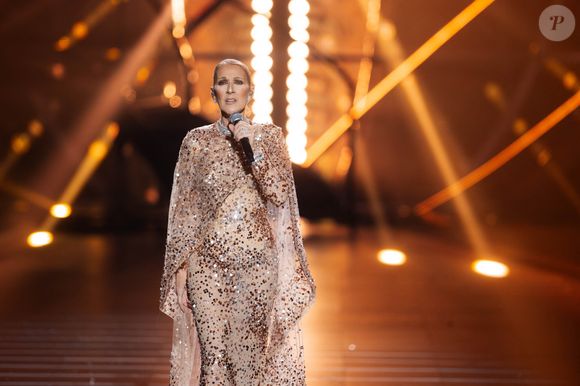 Concert de Celine Dion au défilé anniversaire Elie Saab "1001 Seasons of Elie Saab" à l'espace "The Venue" à Riyad, Arabie saoudite le 13 novembre 2024.
Celine Dion fait son grand retour sur sène depuis son éloignement du public à l’événement “1001 Seasons of Elie Saab”, organisé le 13 novembre 2024 à l’espace The Venue à Riyad.
Elie Saab a célébré le 45ème anniversaire du créateur avec un défilé de 90 minutes de 300 pièces exclusives de la collection Riyadh Season Fall 2025, inspirées des Mille et Une Nuits, avec une direction artistique signée C.Roitfeld. 
Parmi les performances, on a pu voir J.Lopez, Celine Dion, N.Ajram, Amr Diab et C.Cabello.

© Tiziano Da Silva / Bestimage