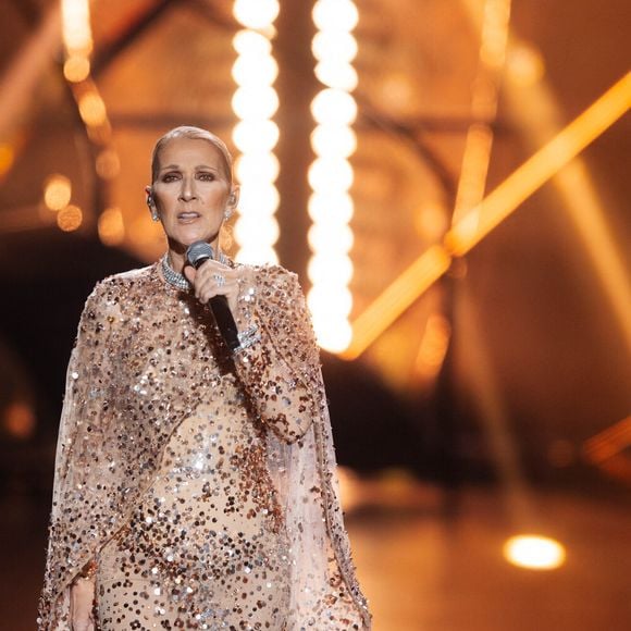 Concert de Celine Dion au défilé anniversaire Elie Saab "1001 Seasons of Elie Saab" à l'espace "The Venue" à Riyad, Arabie saoudite le 13 novembre 2024.
Celine Dion fait son grand retour sur sène depuis son éloignement du public à l’événement “1001 Seasons of Elie Saab”, organisé le 13 novembre 2024 à l’espace The Venue à Riyad.
Elie Saab a célébré le 45ème anniversaire du créateur avec un défilé de 90 minutes de 300 pièces exclusives de la collection Riyadh Season Fall 2025, inspirées des Mille et Une Nuits, avec une direction artistique signée C.Roitfeld. 
Parmi les performances, on a pu voir J.Lopez, Celine Dion, N.Ajram, Amr Diab et C.Cabello.

© Tiziano Da Silva / Bestimage