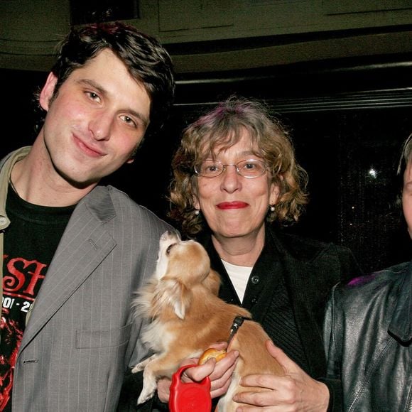 Anémone, sa fille et son fils posent à l'hôtel Marriot juste avant la première française du film 'C'est pas moi !... c'est l'autre' qui a eu lieu au club 'VIP ROOM' à Paris, France le 01 avril 2005. Photo par Benoit Pinguet/ABACA.