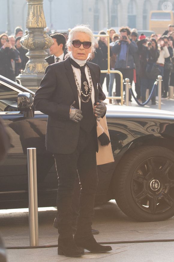 Sa dette fiscale n'en finit pas d'être apurée.

Karl Lagerfeld arrivant à l'hôtel Ritz pour le défilé Chanel à Paris, France, le 6 décembre 2016. Photo Nasser Berzane/ABACAPRESS.COM