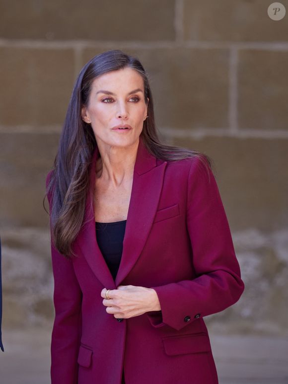 Pour un teint naturel et élégant, elle conseille d’appliquer l’enlumineur avec modération sur les points stratégiques et d’opter pour des poudres bronzantes mates. 

Le roi Felipe VI et la reine Letizia d’Espagne, la princesse Leonor à la rencontre des habitants de Viana (Espagne), le 26 septembre 2025. Il s'agit de la première visite officielle de Leonor à la Communauté forale. Europa Press / Bestimage