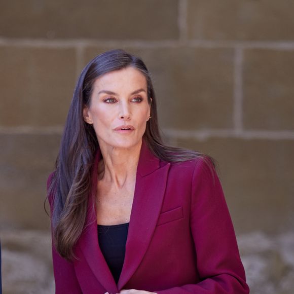 Pour un teint naturel et élégant, elle conseille d’appliquer l’enlumineur avec modération sur les points stratégiques et d’opter pour des poudres bronzantes mates. 

Le roi Felipe VI et la reine Letizia d’Espagne, la princesse Leonor à la rencontre des habitants de Viana (Espagne), le 26 septembre 2025. Il s'agit de la première visite officielle de Leonor à la Communauté forale. Europa Press / Bestimage