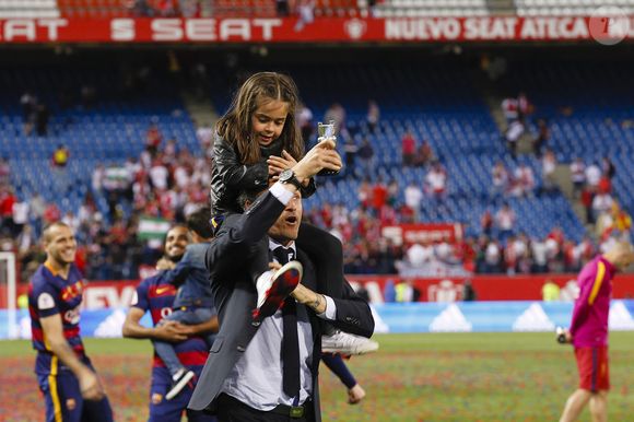 Luis Enrique et sa fille - Le FC Barcelone remporte la Coupe du Roi contre Séville et s'offre le doublé à Madrid en Espagne le 22 mai 2016. Photo : GTRES/Bestimage