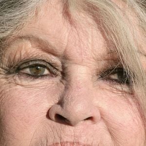 Elle est également revenue sur les fans intrusifs qui se rendent tous les jours à La Madrague, "même quand il pleut".

La légende du cinéma français Brigitte Bardot, devenue une fervente défenseuse des animaux, visite un centre de protection des animaux à Nice, dans le sud de la France, le 28 décembre 2005. Photo by ABACAPRESS.COM