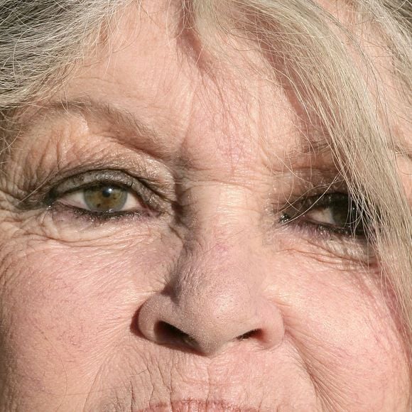 Elle est également revenue sur les fans intrusifs qui se rendent tous les jours à La Madrague, "même quand il pleut".

La légende du cinéma français Brigitte Bardot, devenue une fervente défenseuse des animaux, visite un centre de protection des animaux à Nice, dans le sud de la France, le 28 décembre 2005. Photo by ABACAPRESS.COM