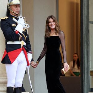 Carla Bruni (robe Ralph Lauren)  Sarkozy - Arrivées des personnalités au dîner d’État en l’honneur du président brésilien et de sa femme au palais présidentiel de l’Élysée à Paris le 5 juin 2025.

© Jacovides / Moreau / Bestimage