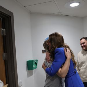 Kate Middleton, qui est passée par là, l'a prise dans ses bras et l'a félicitée pour cette victoire 

La princesse de Galles (Catherine "Kate" Middleton, princesse de Galles) lors d'une visite à l'hôpital Christie NHS Foundation Trust à Manchester, Royaume-Uni, le jeudi 4 juin 2026. Andy Stenning/Daily Mirror/PA Photo/Bestimage