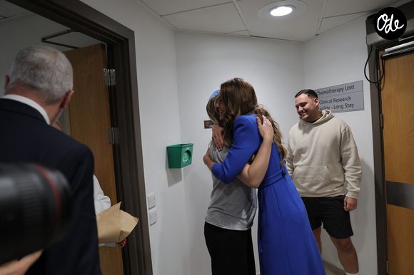 Kate Middleton, qui est passée par là, l'a prise dans ses bras et l'a félicitée pour cette victoire 

La princesse de Galles (Catherine "Kate" Middleton, princesse de Galles) lors d'une visite à l'hôpital Christie NHS Foundation Trust à Manchester, Royaume-Uni, le jeudi 4 juin 2026. Andy Stenning/Daily Mirror/PA Photo/Bestimage