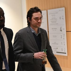 Alain-Fabien Delon arrive au tribunal correctionnel de Paris pour avoir enregistré et diffusé avec son frère Anthony Delon une conversation de leur sœur, Anouchka, avec leur père, le 5 janvier 2024, à l'époque où les désaccords de la fratrie concernant la santé d'Alain Delon, à Paris, France, le 17 mars 2026. Anthony Delon et Anouchka sont absents. © Clément Prioli/Bestimage