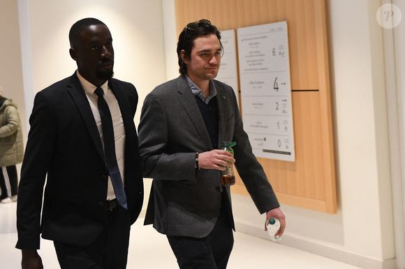 Alain-Fabien Delon arrive au tribunal correctionnel de Paris pour avoir enregistré et diffusé avec son frère Anthony Delon une conversation de leur sœur, Anouchka, avec leur père, le 5 janvier 2024, à l'époque où les désaccords de la fratrie concernant la santé d'Alain Delon, à Paris, France, le 17 mars 2026. Anthony Delon et Anouchka sont absents. © Clément Prioli/Bestimage