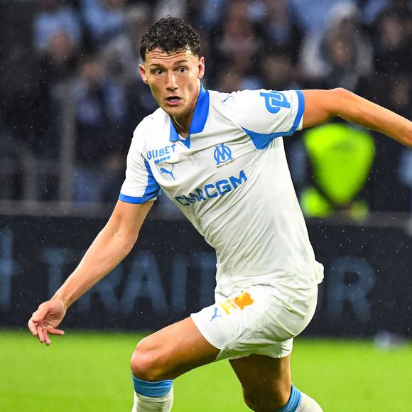 Les futurs parents dévoilent également une échographie de leur bébé, laissant peu de place au doute sur l'heureux événement qui les attend.

Benjamin Pavard (OM) - Match de football en Ligue 1 McDonald's - Marseille (OM) l'emporte 1 - 0 face à Le Havre au stade Océane le 10 mai 2026.
© Baptiste Autissier / PsnewZ / Bestimage