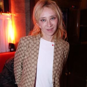 Sylvie Testud a donc été chamboulée par cet héritage, ce geste posthume de son père qui a fait sa vie loin d’elle.
Sylvie Testud au 31ème Prix De Flore 2025 au Café de Flore à Paris, France le 06 novembre 2025. Photo par Jerome Domine/ABACAPRESS.COM