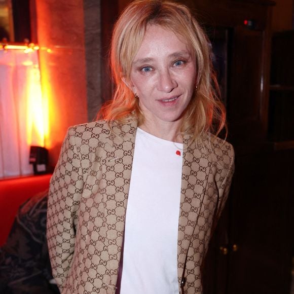 Sylvie Testud a donc été chamboulée par cet héritage, ce geste posthume de son père qui a fait sa vie loin d’elle.

Sylvie Testud au 31ème Prix De Flore 2025 au Café de Flore à Paris, France le 06 novembre 2025. Photo par Jerome Domine/ABACAPRESS.COM