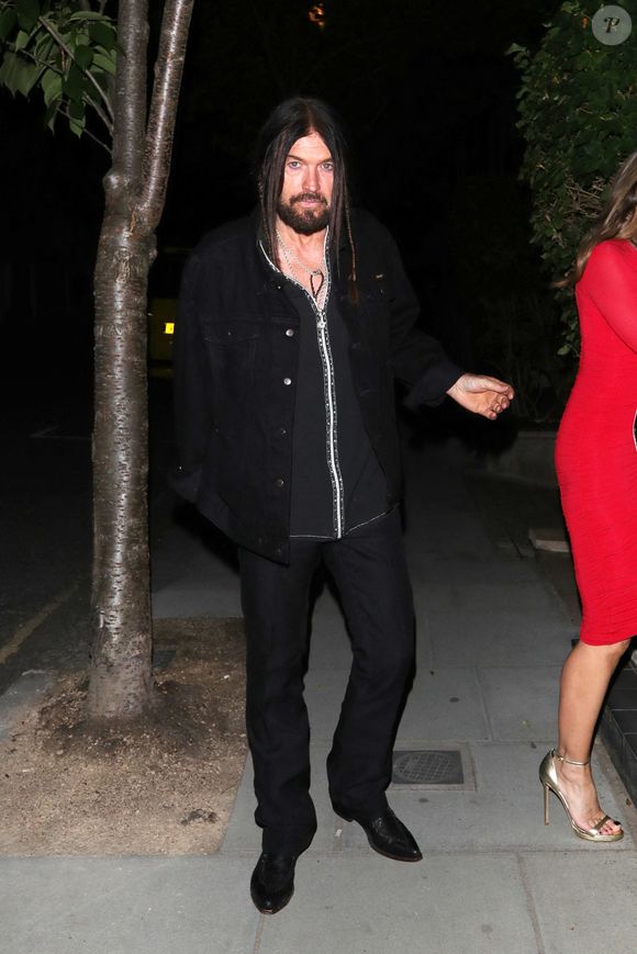 Tout comme Billy Ray Cyrus qui a déjà pu collaborer avec le regretté auteur-compositeur.

Billy Ray Cyrus et Elizabeth Hurley quittant le photocall "The Inheritance" de Channel 4 au Ned. Londres, Royaume-Uni, le 6 août 2025. Photo by JP/TM/Splash News/ABACAPRESS.COM