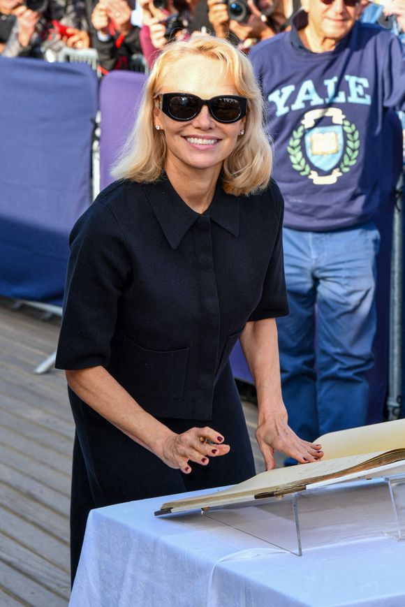 Pamela Anderson pose pour les photographes après avoir dévoilé l'enseigne de sa cabine en hommage à sa carrière le long de la Promenade des Planches lors du Photocall de Pamela Anderson pendant le 51ème Festival du Film Américain de Deauville le 06 septembre 2025 à Deauville, France. Photo par Shootpix/ABACAPRESS.COM