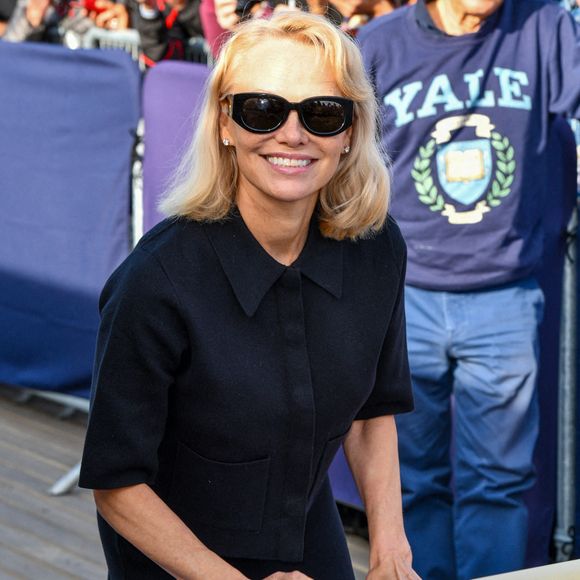 Pamela Anderson pose pour les photographes après avoir dévoilé l'enseigne de sa cabine en hommage à sa carrière le long de la Promenade des Planches lors du Photocall de Pamela Anderson pendant le 51ème Festival du Film Américain de Deauville le 06 septembre 2025 à Deauville, France. Photo par Shootpix/ABACAPRESS.COM