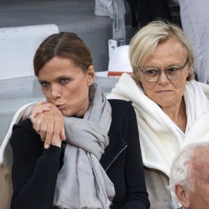 Muriel Robin et sa femme Anne Le Nen dans les tribunes lors de la session du soir des Internationaux de France de Tennis de Roland Garros 2025, à Paris, France, le 4 juin 2025. © Jacovides-Moreau/Bestimage
