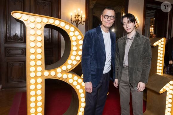 Non loin de Jean-Marc Mansvelt, PDG de Berluti, et de Lee Jun-ho

Jean-Marc Mansvelt, PDG de Berluti, Lee Jun-ho - Photocall pour les 130 ans de Berluti lors de la fashion week à Paris le 22 janvier 2025. © Olivier Borde /Bestimage