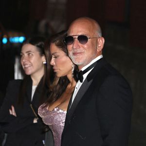 Cette annonce économique intervient au lendemain de la participation de Jeff Bezos et de son épouse Lauren Sánchez au Met Gala de New York.

Jeff Bezos, Lauren Sanchez Bezos assistent à la soirée de clôture du Met Gala 2026 au Zero Bond à New York. © Backgrid USA / Bestimage
