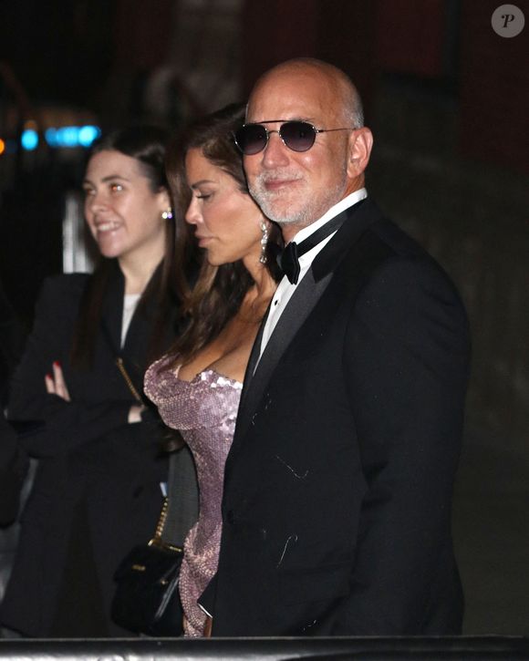 Cette annonce économique intervient au lendemain de la participation de Jeff Bezos et de son épouse Lauren Sánchez au Met Gala de New York.

Jeff Bezos, Lauren Sanchez Bezos assistent à la soirée de clôture du Met Gala 2026 au Zero Bond à New York. © Backgrid USA / Bestimage