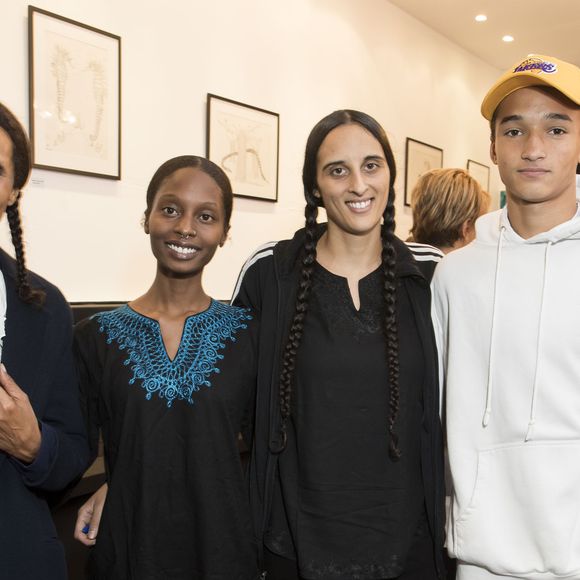 Le plus beau jour de sa vie

Exclusif - Karine Silla, sa fille Roxane Depardieu avec sa compagne Chantelle Broomes et Pablo Perez - Présentation de la collection Capsule par TheFrenchKiss et Roxane Depardieu à Paris, France, le 16 novembre 2017. © Olivier Borde/Bestimage