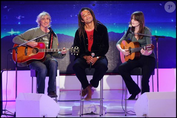 Ils se sont rencontrés en 1983, alors qu’elle avait 16 ans et qu’il était déjà célèbre avec le groupe Téléphone.

Carla Bruni, Yannick Noah et Louis Bertignac sur le plateau de l'émission "Vivement Dimanche"

© Guillaume Gaffiot/Bestimage