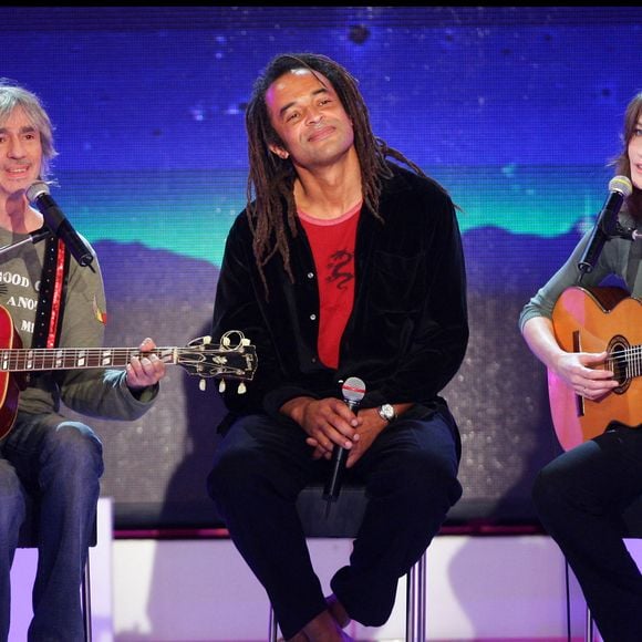 Ils se sont rencontrés en 1983, alors qu’elle avait 16 ans et qu’il était déjà célèbre avec le groupe Téléphone.

Carla Bruni, Yannick Noah et Louis Bertignac sur le plateau de l'émission "Vivement Dimanche"

© Guillaume Gaffiot/Bestimage