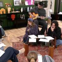 Un ancien élève de la Star Academy fait son retour au château : avec ses cheveux longs et sa moustache, il est méconnaissable !