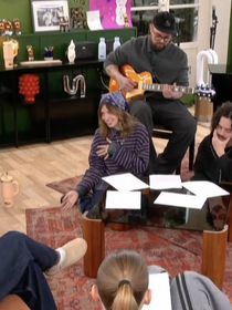 Un ancien élève de la Star Academy fait son retour au château : avec ses cheveux longs et sa moustache, il est méconnaissable !