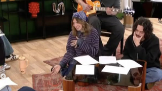 Un ancien élève de la Star Academy fait son retour au château : avec ses cheveux longs et sa moustache, il est méconnaissable !