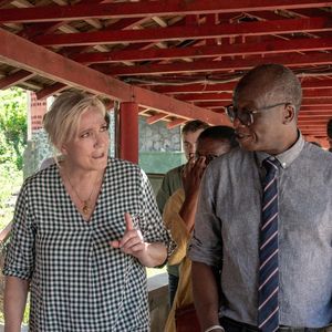 La présidente du groupe parlementaire du Rassemblement national, Marine Le Pen, visite le lycée polyvalent de la Cité du Nord, fortement endommagé, dans le village d'Acoua, sur le territoire français de Mayotte, dans l'océan Indien, le 6 janvier 2025. Photo par David Lemor/ABACAPRESS.COM