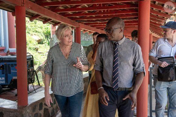 La présidente du groupe parlementaire du Rassemblement national, Marine Le Pen, visite le lycée polyvalent de la Cité du Nord, fortement endommagé, dans le village d'Acoua, sur le territoire français de Mayotte, dans l'océan Indien, le 6 janvier 2025. Photo par David Lemor/ABACAPRESS.COM