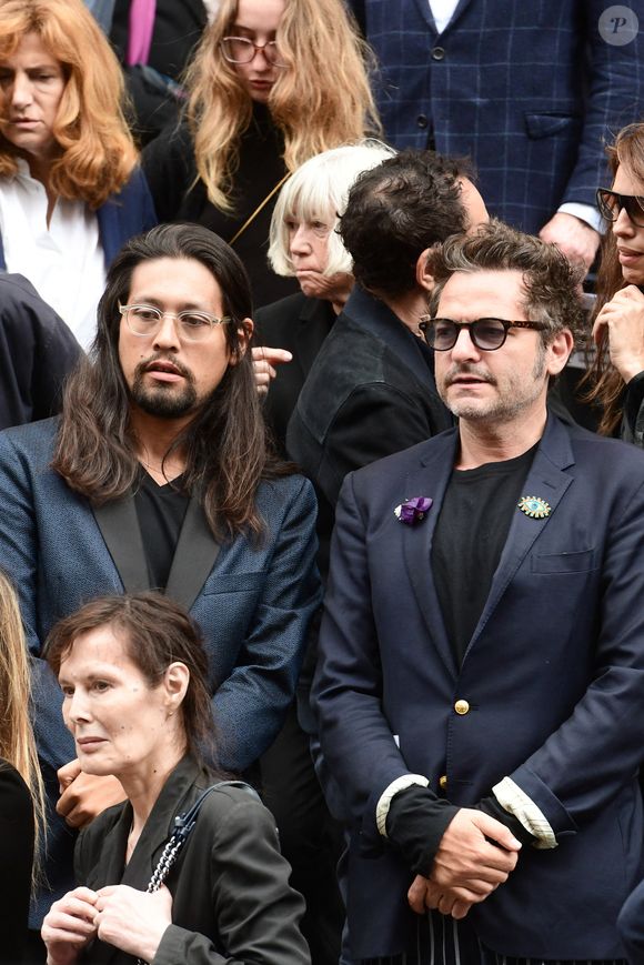 L'artiste de 40 ans qui se prépare à sortir un nouvel album ne cherche toutefois pas l'approbation de son aînée pour faire ce qu'il lui plaît. 

Bambou, son fils Lucien Gainsbourg (Lulu), Matthieu Chedid (Le chanteur M) - Sorties des obsèques de Jane Birkin en l'église Saint-Roch à Paris. Le 24 juillet 2023
© Jacovides-KD Niko / Bestimage