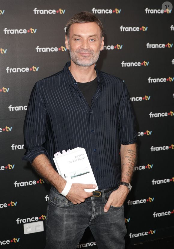 "C'est l’une de mes grandes angoisses : d’oublier ce qui me constitue", a-t-il déclaré. 

Augustin Trapenard au photocall de la conférence de presse de rentrée de France Télévisions à Paris, France, le 4 septembre 2024. © Coadic Guirec/Bestimage