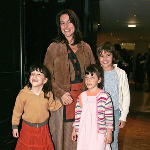 La chanteuse française Lio et ses enfants assistent à la présentation de la collection de prêt-à-porter printemps-été 2005 de Stella Cadente au Carrousel du Louvre à Paris, France, le 6 octobre 2004. Photo par Klein-Nebinger/ABACA